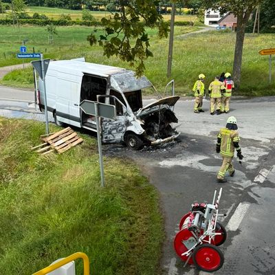 Feuerwehr Kalkar: Transporterbrand auf der Uedemer Straße in Kehrum