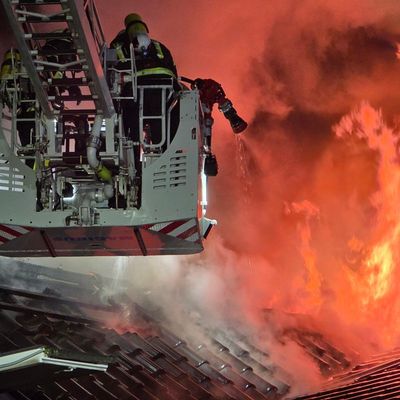 FW Celle: Dachstuhlbrand in Groß Hehlen - Celler Feuerwehr im Großeinsatz