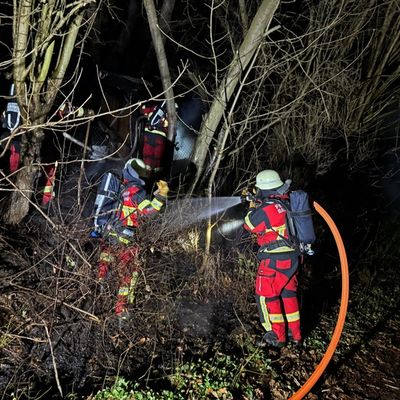 FW Bad Segeberg: Feuerwehr Bad Segeberg löscht Schuppenbrand