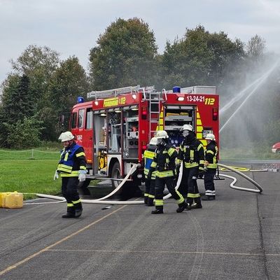 FW-ROW: Übung der Kreisfeuerwehrbereitschaft Nord in Karlshöfen: Großschadenslage nach Flugzeugkollision simuliert