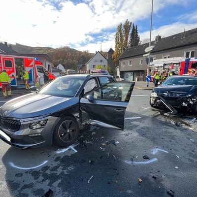 FW-PL: Verkehrsunfall mit eingeschlossener Person - zwei Leichtverletzte