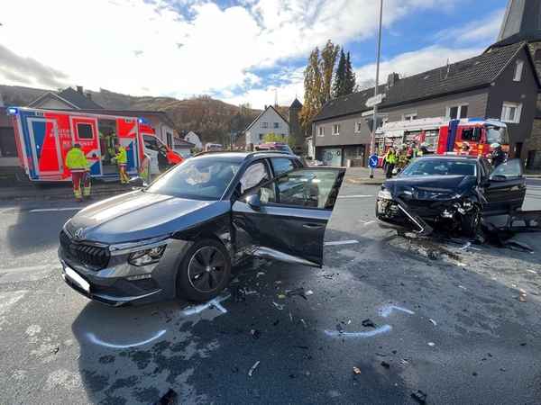 FW-PL: Verkehrsunfall mit eingeschlossener Person - zwei Leichtverletzte