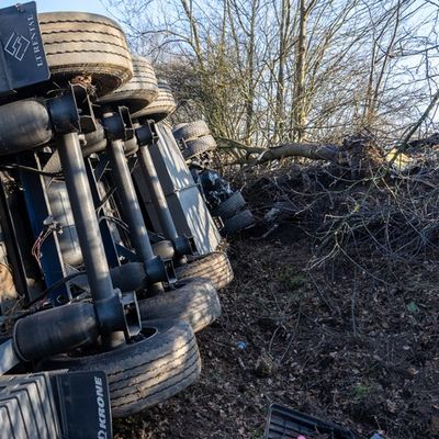 FW Porta Westfalica: 22.01.2026 - A2: Schwerer LKW-Unfall / 1 Verletzter