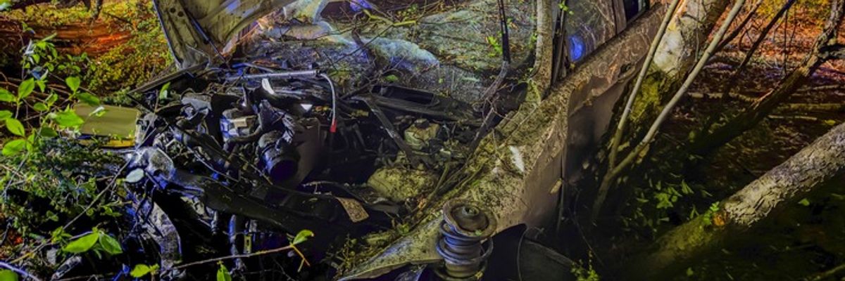 FW-OLL: Schwerer Verkehrsunfall auf der Autobahn - Auto schlägt hochkant in Waldgebiet ein - Anschließender First-Responder-Einsatz