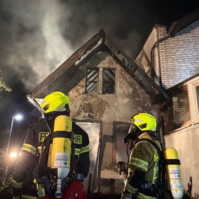 FW Königswinter: Brand in Nebengebäude: Feuerwehr sichert angrenzende Wohnhäuser