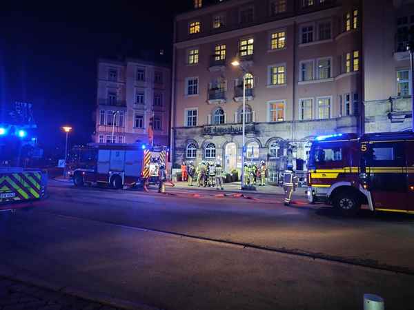 FW Dresden: Rauchentwicklung in einem Pflegeheim - automatische Brandmeldeanlage alarmiert die Feuerwehr