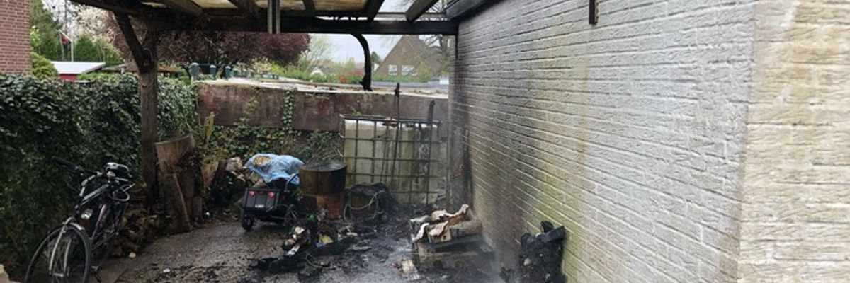 FW-KLE: Müll unter Carport in Brand geraten