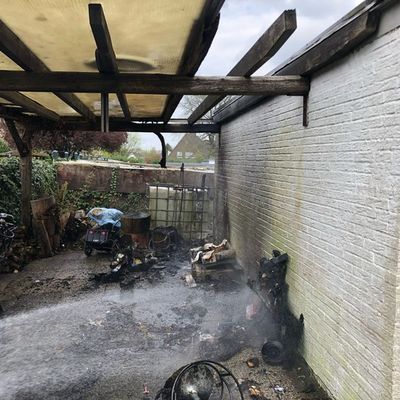 FW-KLE: Müll unter Carport in Brand geraten