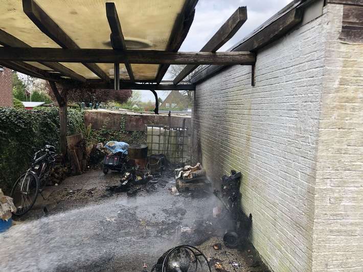 FW-KLE: Müll unter Carport in Brand geraten