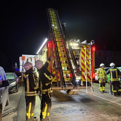 FW-EN: Brand im Dachgeschoss - Feuerwehr Hattingen rettet einen Bewohner