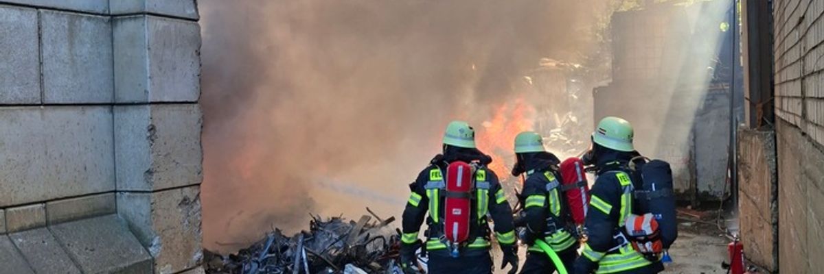 FW-BN: Feuer in Bonner Recyclingbetrieb.