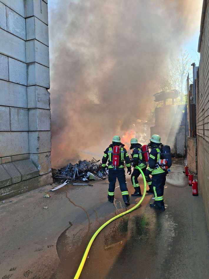 FW-BN: Feuer in Bonner Recyclingbetrieb.