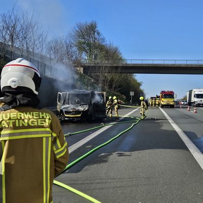 FW Ratingen: Brennender Abschleppwagen auf BAB 3 in Ratingen