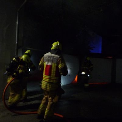 FW Paderborn: Unklare Rauchentwicklung stellte sich als Brand einer Garage heraus