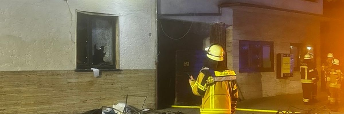 FW Speyer: Sperrmüllbrand bedroht Wohnung - eine Person leicht verletzt