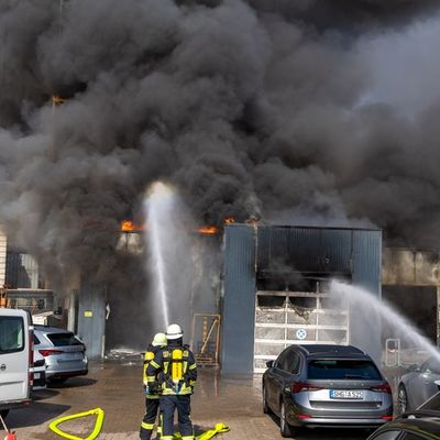 FW Porta Westfalica: 10.03.2026 - Großbrand einer KFZ-Werkstatt in Porta Westfalica Barkhausen