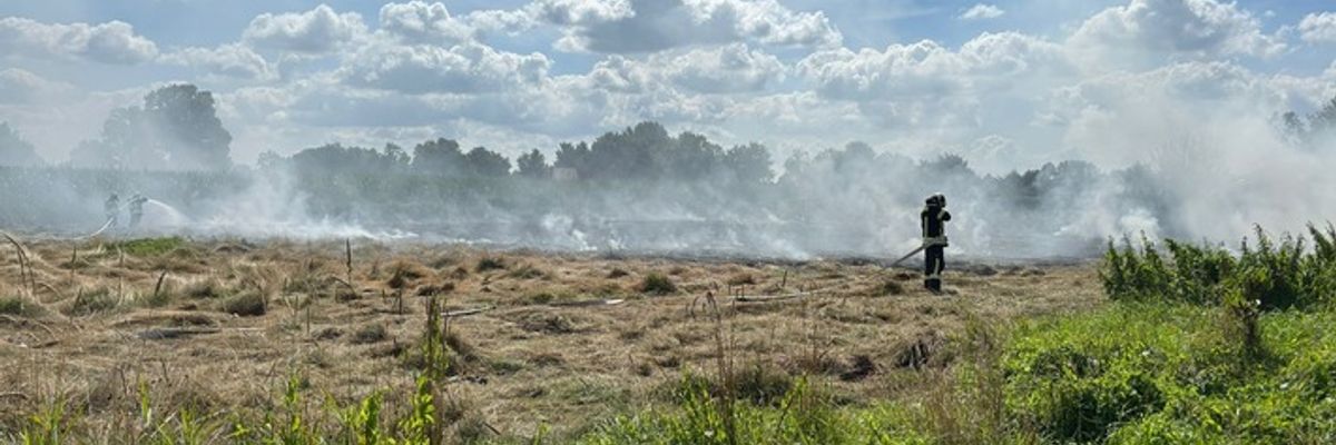 FW-AUR: Großflächigen Heubrand rasch im Griff