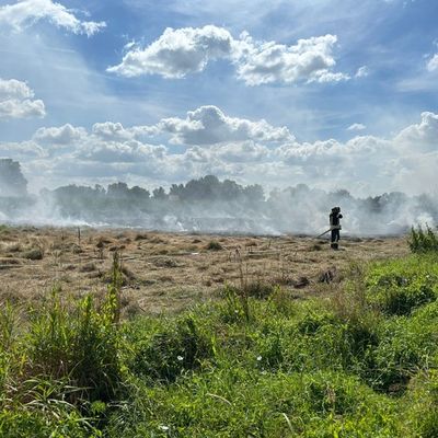 FW-AUR: Großflächigen Heubrand rasch im Griff