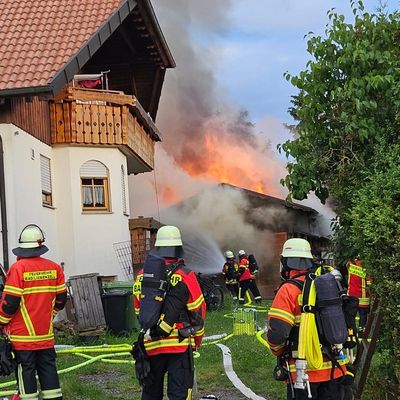 KFV-CW: Schuppenbrand fordert Feuerwehren / Benachbarte Wohnhäuser evakuiert /Zahlreiche Atemschutzträger eingesetzt