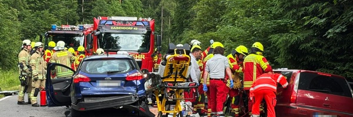 KFV Bodenseekreis: Feuerwehr rettet zwei Fahrzeuglenker aus Fahrzeugen nach schwerem Verkehrsunfall auf K7783