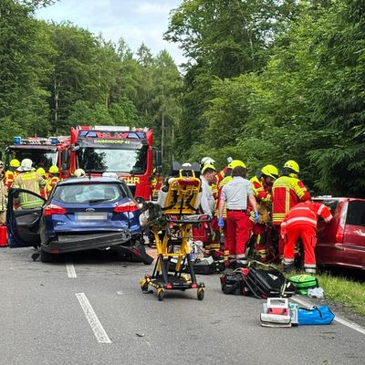 KFV Bodenseekreis: Feuerwehr rettet zwei Fahrzeuglenker aus Fahrzeugen nach schwerem Verkehrsunfall auf K7783
