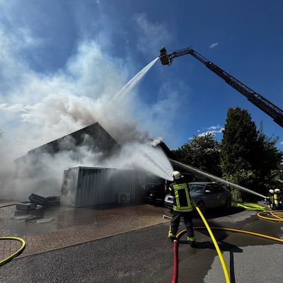 FW Horn-Bad Meinberg: Feuer greift auf Dachstuhl über und zerstört Wohngebäude - über 100 Einsatzkräfte mehrere Stunden im Einsatz