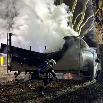 FW-NE: Kleinlaster in Vollbrand | Keine Verletzten