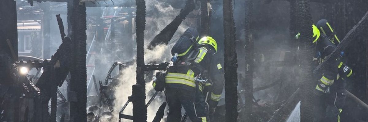 FW Bad Segeberg: Brand eines Anbaus in voller Ausdehnung - zwei Katzen gerettet