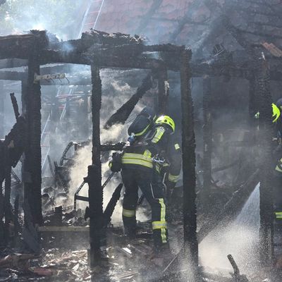FW Bad Segeberg: Brand eines Anbaus in voller Ausdehnung - zwei Katzen gerettet