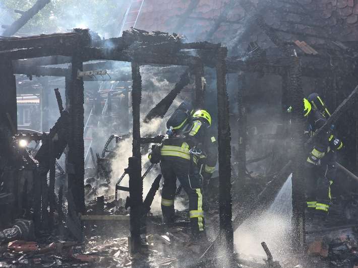 FW Bad Segeberg: Brand eines Anbaus in voller Ausdehnung - zwei Katzen gerettet