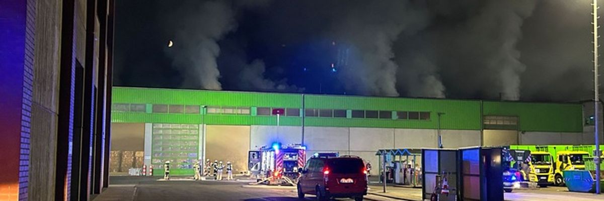 Feuerwehr Goch: Feuer bei Entsorgungsunternehmen: Brandursache unklar