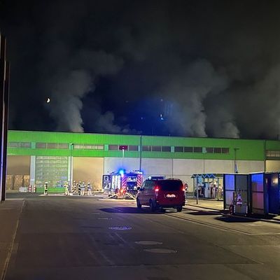 Feuerwehr Goch: Feuer bei Entsorgungsunternehmen: Brandursache unklar