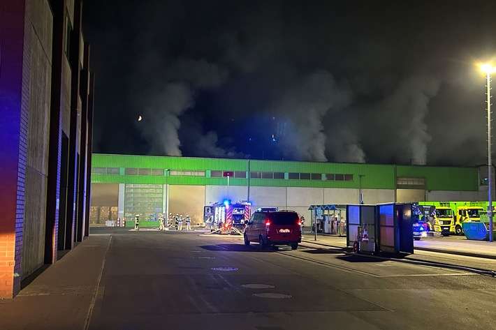 Feuerwehr Goch: Feuer bei Entsorgungsunternehmen: Brandursache unklar