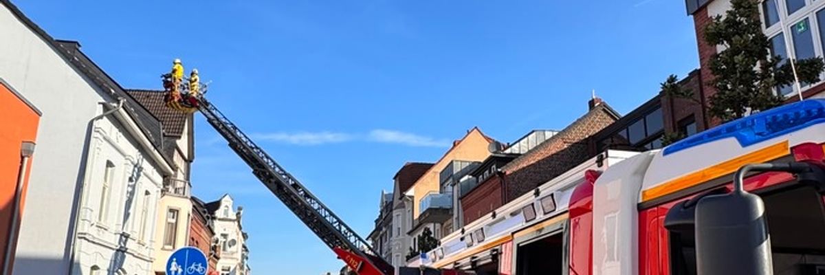 FW Grevenbroich: Ein Verletzter bei Dachstuhlbrand in Grevenbroich