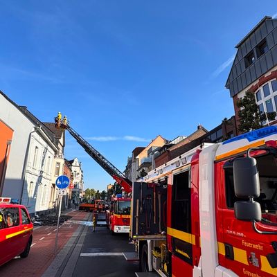 FW Grevenbroich: Ein Verletzter bei Dachstuhlbrand in Grevenbroich
