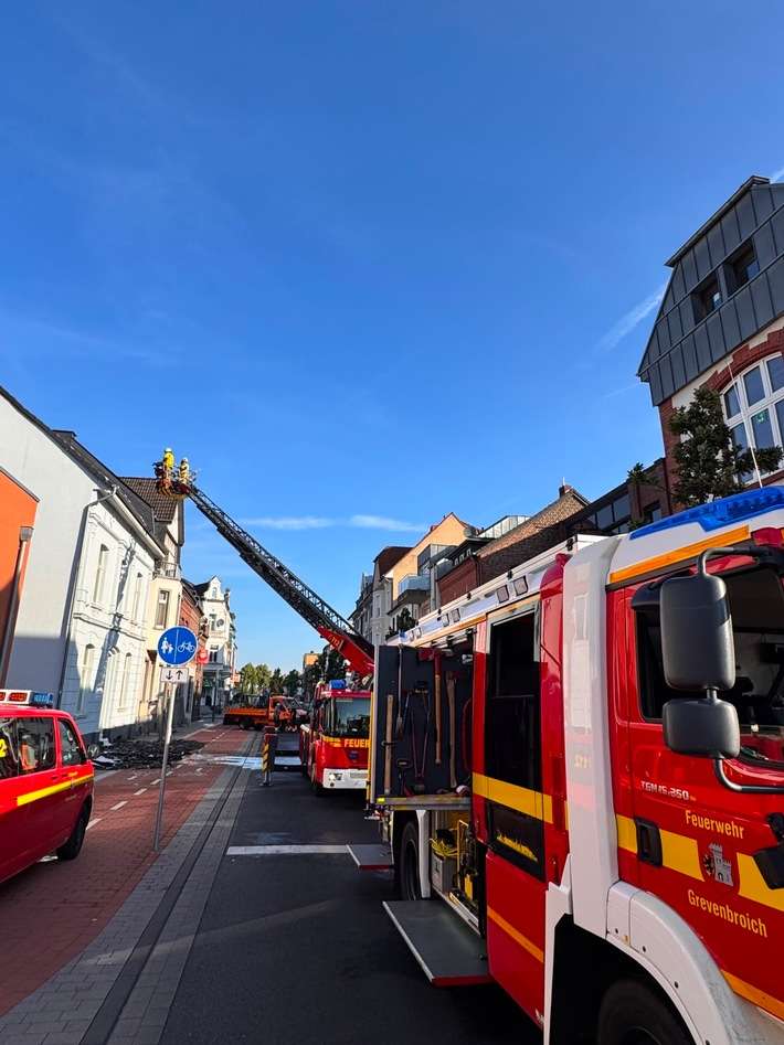 FW Grevenbroich: Ein Verletzter bei Dachstuhlbrand in Grevenbroich