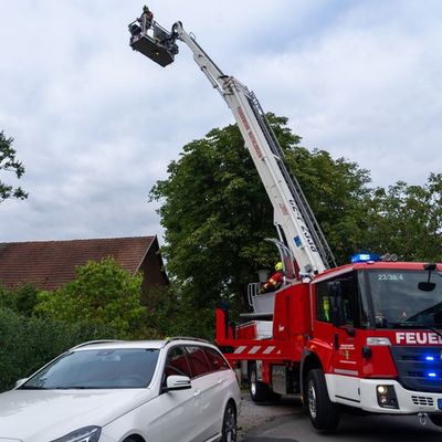 FW Flotwedel: Großangelegte Alarmübung in Wienhausen - Fahrzeugbrand weitet sich zu Werkstattbrand aus