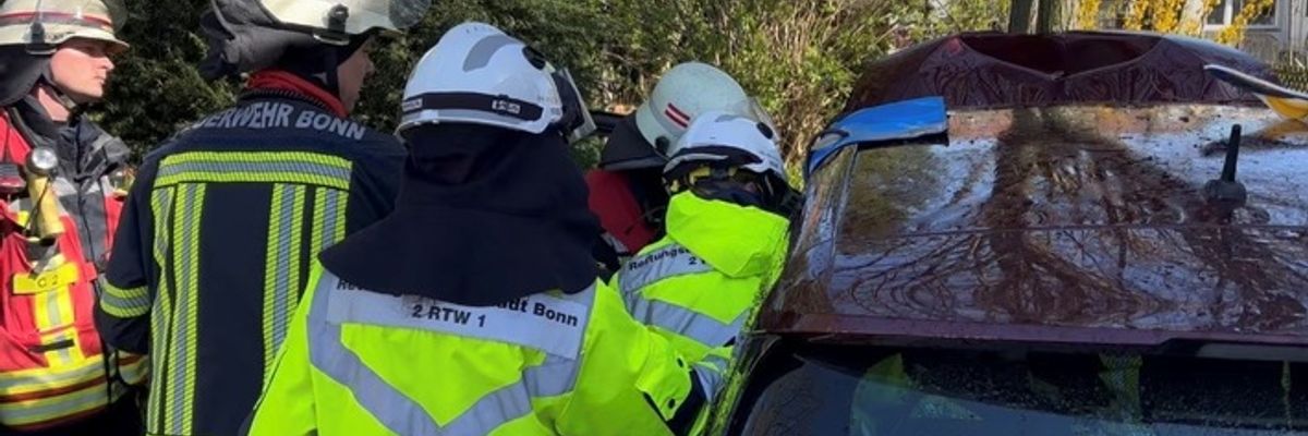 FW-BN: Feuerwehr und Rettungsdienst retten zwei Personen aus einem verunfallten PKW