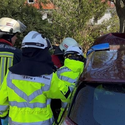 FW-BN: Feuerwehr und Rettungsdienst retten zwei Personen aus einem verunfallten PKW