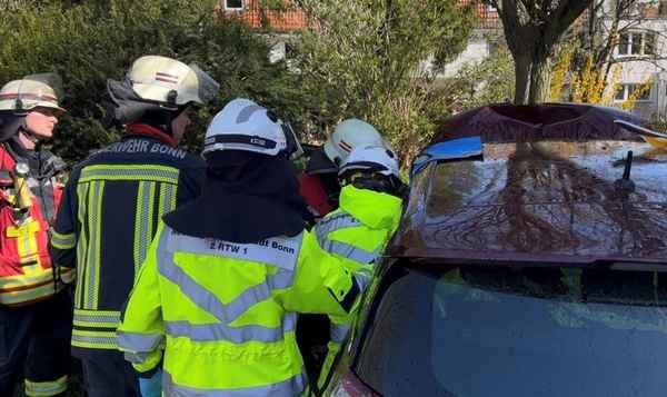 FW-BN: Feuerwehr und Rettungsdienst retten zwei Personen aus einem verunfallten PKW