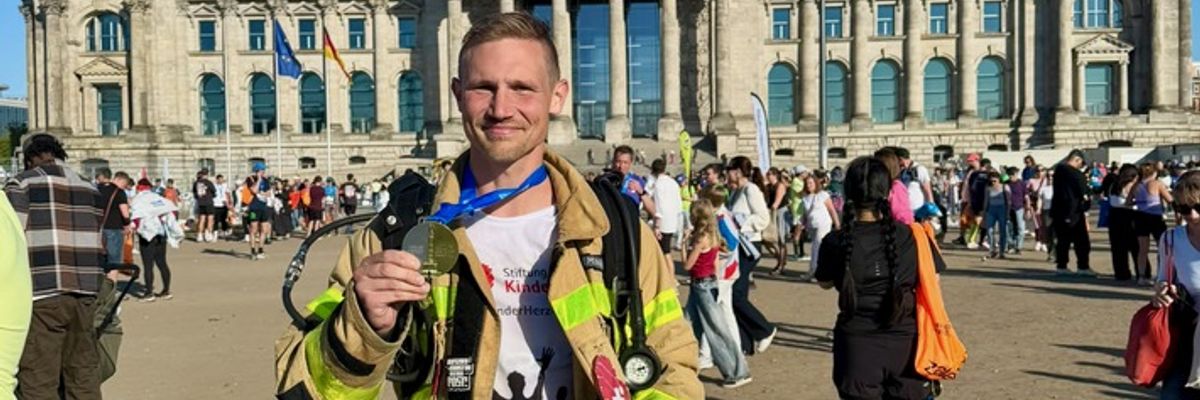 FW Niederkrüchten: 42,195 Kilometer für den guten Zweck: Feuerwehrmann aus Niederkrüchten läuft Berlin-Marathon mit Brandschutzkleidung und Atemschutzgerät