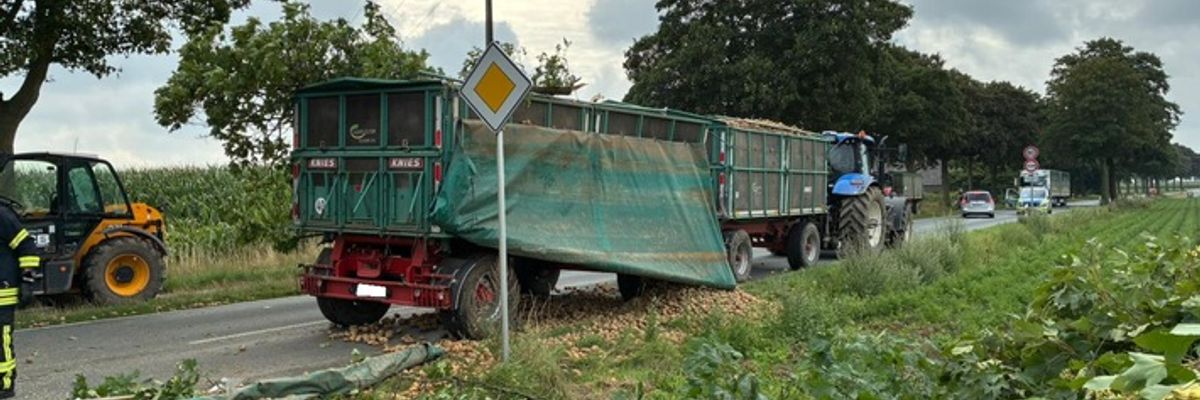 FW-KLE: Verkehrsunfall mit Traktorgespann - Baum stürzt auf Fahrbahn