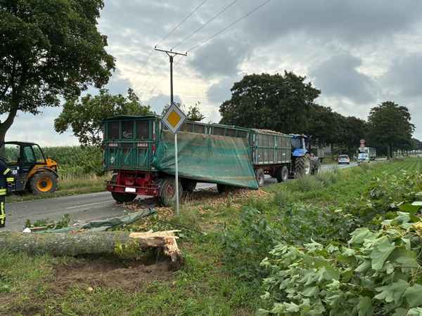 FW-KLE: Verkehrsunfall mit Traktorgespann - Baum stürzt auf Fahrbahn