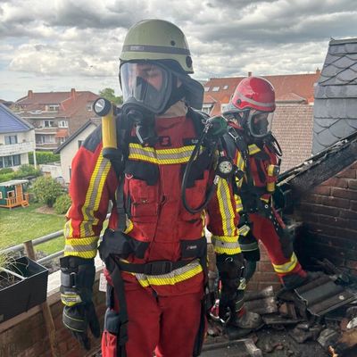FW Düren: Brand auf Balkon greift auf Dach über - Feuerwehr Düren verhindert Schlimmeres