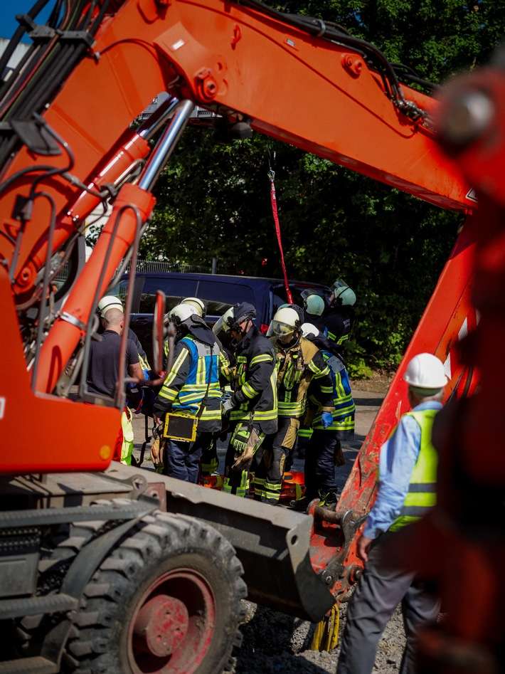 FW-BO: Schwer verletzter Bauarbeiter aus Baugrube gerettet