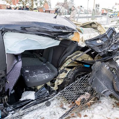 FW Porta Westfalica: 27.01.2026 - Bahnunfall - PKW gegen Zug in Eisbergen