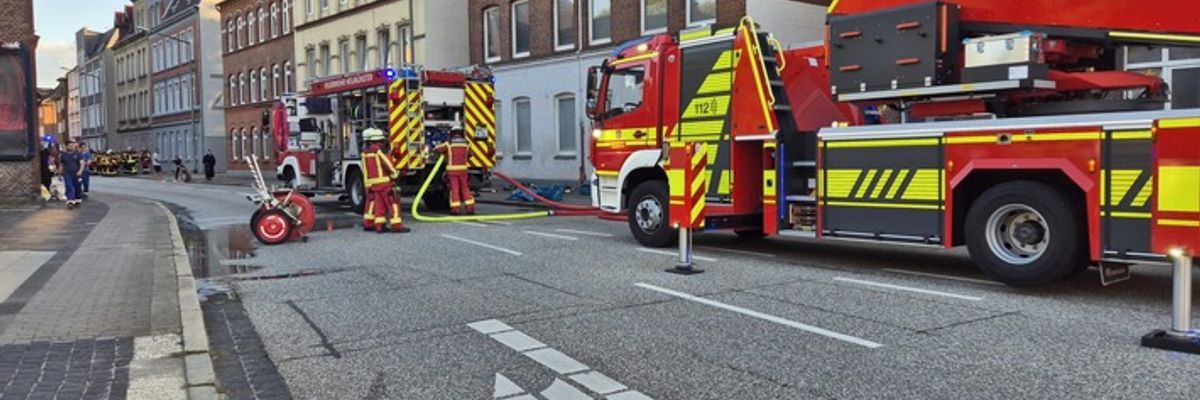 FW Neumünster: Kellerbrand in der Feldstraße - Fünf Personen gerettet, Baby über Drehleiter in Sicherheit gebracht