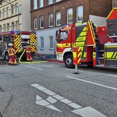 FW Neumünster: Kellerbrand in der Feldstraße - Fünf Personen gerettet, Baby über Drehleiter in Sicherheit gebracht