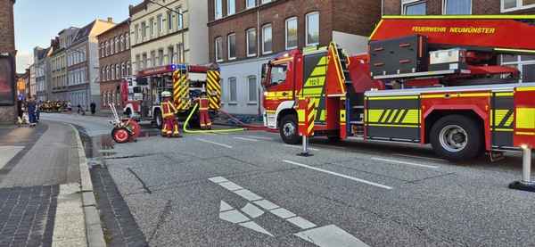 FW Neumünster: Kellerbrand in der Feldstraße - Fünf Personen gerettet, Baby über Drehleiter in Sicherheit gebracht