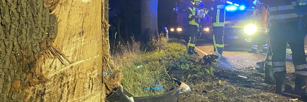 FW Lüchow-Dannenberg: +++ Erneut schwerer Verkehrsunfall in Lüchow-Dannenberg +++ PKW prallt gegen Baum, Fahrer wird schwerverletzt eingeklemmt +++